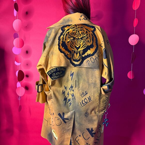 Upcycled Graffiti Tiger Coat – Hand-Painted Sustainable Art Jacket - Picture 4 of 12